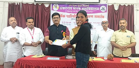 शंकरराव भेलके महाविद्यालयात 
वार्षिक पारितोषिकांचे वितरण