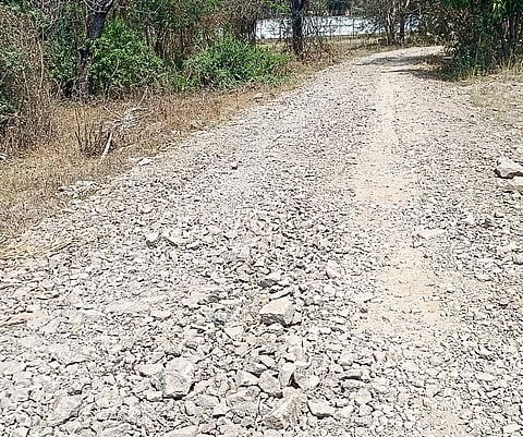 देहूरोड कॅन्टोन्मेंट हद्दीत मुरूम टाकून तात्पुरता दिलासा