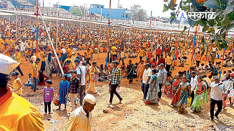 Devotees gather in huge numbers