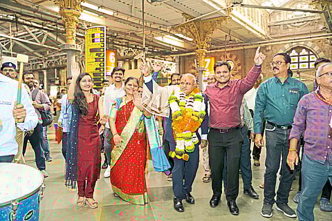 मोटरमनचा अंबरनाथ ते सीएसएमटी ‘निरोप प्रवास’