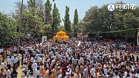 Flower Showers at Chhatrapati Sambhaji Maharajs Samadhi vadhu budruk