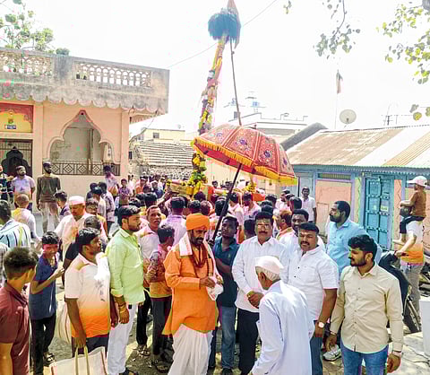 खळद पंचक्रोशीच्या संत तेल्या भुत्याच्या कावडीची उभारणी