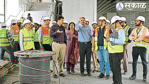 pmrda commissioner watching metro work