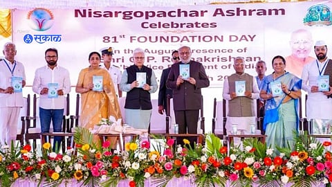 “आमच्या आनंदाचे रहस्य” हे पुस्तक प्रकाशन करताना उपराष्ट्रपती व मान्यवर .