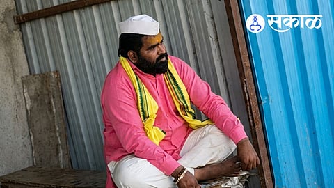 fake baba beating devotees pandharpur