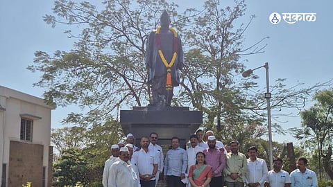 जुन्नर येथे कृषी उत्पन्न बाजार समितीच्या आवारात सहकार महर्षी स्व. शिवाजीराव काळे यांच्या पुण्यतिथी निमित्ताने अभिवादन करताना सभापती ॲड संजयराव काळे व उपस्थित.