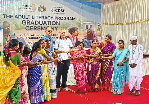 महिलांना प्रौढ साक्षरतेद्वारे पदवी प्रदान
