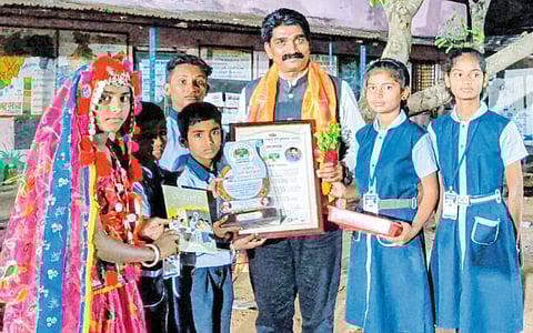 उत्तम सदाकाळ यांचा 
‘आनंदाचं झाड’ ने गौरव