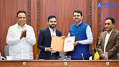 Solapur ZP Leads by Example; Chief Minister Honours CEO for Outstanding Work