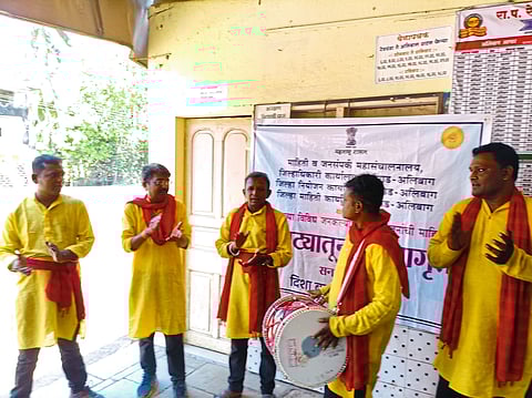 बसस्थानकात पथनाट्यातून योजनांची जनजागृती