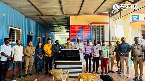 Pargaon Karkhana police successfully recovered twelve lost mobile phones worth 1.80 lakh rupees using advanced technical tracking methods.