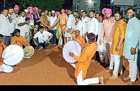 आंबळयाच्या आखाड्यात 
२०० मल्लांचा सहभाग