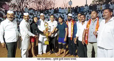 चासमध्ये पहिलवानांची लढत चुरशीची