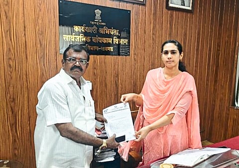 अलिबाग : अलिबाग - रोहा मार्गांवरील रस्त्याच्या दुरावस्थेमुळे नागरिक त्रस्त...