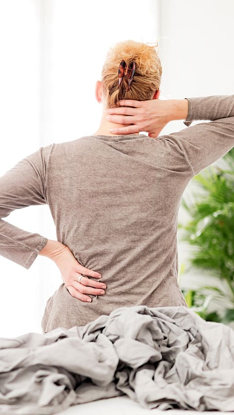 सकाळी उठल्यावर पाठ दुखते? कदाचित तुमची झोपण्याची पद्धत चुकतेय!