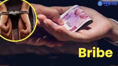 ACB officials caught Koregaon supply inspector red-handed while accepting ₹1.25 lakh bribe; two accused detained.