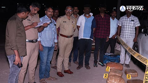  धायगुडे वाडी - चौफुला (ता.दौंड) येथे अवैद्य गांजा वाहतूक करणाऱ्या आरोपींसमवेत यवतचे पोलीस पथक.