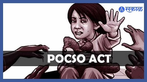 बापाच्या वयाचा, पण कृत्य राक्षसी! चिमुकल्यांना जीवे मारण्याची धमकी देऊन नराधम मास्तर करायचा अश्लील चाळे; ग्रामस्थांनी काढला 'फ्युज'.