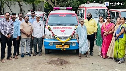 उरुळी कांचन येथे कै.शंकर पाटील यांचे स्मरणार्थ रुग्णवाहिका सेवा सुरु करताना वृद्ध आई वडील व कस्तुरी प्रतिष्ठानचे कार्यकर्ते.