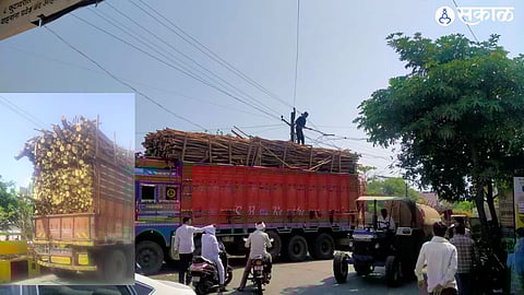 परळी वैजनाथ शहरातील पोलीस कॉलनी परिसरात लाकूड वाहून येणाऱ्या ट्रकच्या लाकडात वीज वाहक तारा अडकून त्या रस्त्यावर तुटून पडल्या तर काही ट्रकच्या लाकडात अडकल्या.