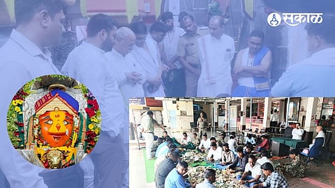 माहूर: श्री रेणुका देवी मंदिर व परिसरातील दानपेठ्या उडून मोजदाद सुरू असताना पाहणी करताना तहसीलदार तथा कोषाध्यक्ष अभिजीत जगताप,विश्वस्त मंडळ आणि संस्थानाचे कर्मचारी.