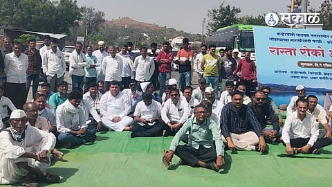 परळी तालुक्यातील कन्हेरवाडी परिसरातील लघू सिंचन प्रकल्पातील पाणी नदीपात्रात सोडा या मागणीसाठी गुरुवारी दुपारी परळी अंबाजोगाई मार्गावरील कन्हेरवाडी परिसरात करण्यात आलेल्या रस्ता रोको आंदोलनात सहभागी झालेले ग्रामस्थ, विविध पक्षाचे नेते, कार्यकर्ते.