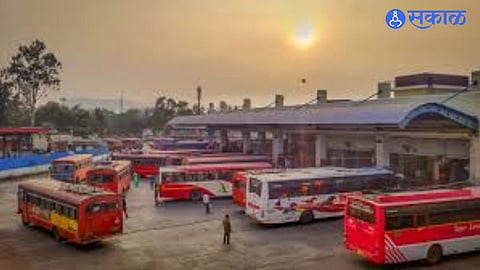 Tug of War Over Single Stand; Traffic Disorder Near Karad Bus Station