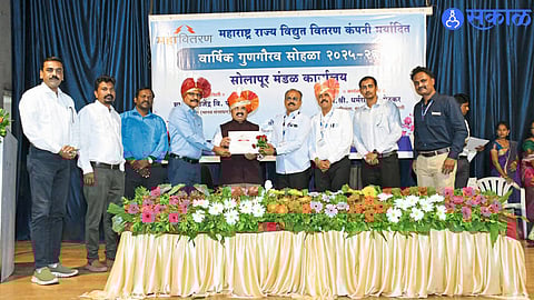 MSEDCL Director Rajendra Pawar chairs review meeting in Solapur, stressing revenue growth and zero pending dues.