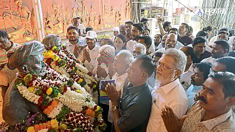 पुणे ः महात्मा जोतीराव फुले यांच्या २००व्या जयंतीनिमित्त शनिवारी फुले वाड्याभोवती आकर्षक फुलांची सजावट करण्यात आली. नागरिकांनी मोठ्या संख्येने उपस्थित राहून महात्मा फुले आणि सावित्रीबाई फुले यांना अभिवादन केले.