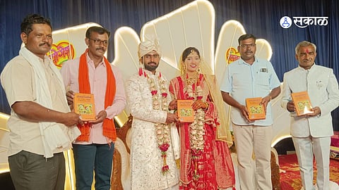 भेटीगाठींच्या परंपरेला फाटा देत नगरसेवक प्रल्हाद माटे यांचा मुलगा ॲड. योगेशच्या लग्नात ज्ञानरूपी संस्कारांचे वाटप.
