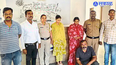 Police team with accused involved in a serial marriage fraud racket busted in Atpadi.