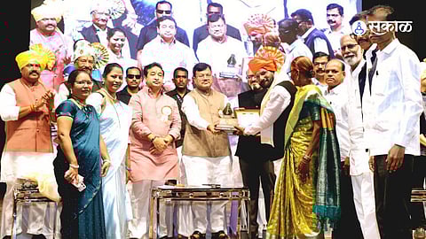 पाली, पनवेल येथे आयोजित सोहळ्यात मंत्री नितेश राणे व प्रवीण दरेकर यांच्या हस्ते 'निर्भीड पत्रकार पुरस्कार' स्वीकारताना ज्येष्ठ पत्रकार रवींद्रनाथ ओव्हाळ.