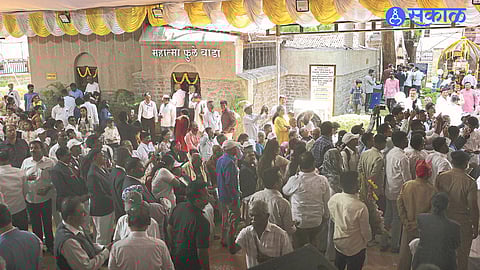 Devotees and citizens gather in large numbers at Mahatma Phule Wada in Ganj Peth, Pune, to pay tribute.