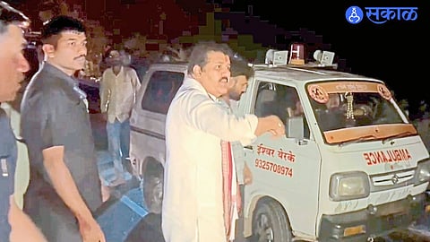 Minister Sanjay Rathod assisting an injured couple after a road accident between Sonkhas and Lasina.