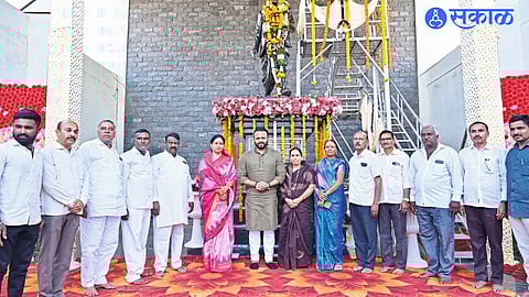 Minister Jaykumar Gore announcing the construction of a grand memorial for Mahatma Phule in Katgun.