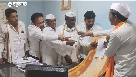 "अधिकारी गायब, खुर्चीलाच सुनावले गाऱ्हाणे!" बदनापूर महावितरण कार्यालयात रोशनगावच्या ग्रामस्थांचा अनोखा 'जागर'.