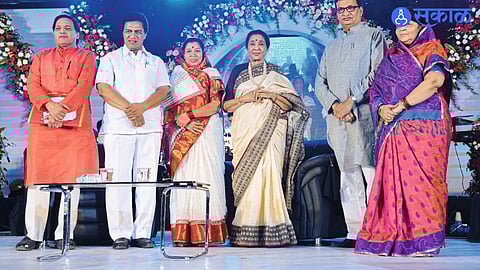 Asha Bhosle performing in Sangamner, showcasing her special bond with Balasaheb Thorat.