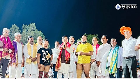 अवसरी खुर्द (ता.आंबेगाव):शरद बँकचे अध्यक्ष देवेंद्र शहा याच्या हस्ते लावलेल्या कुस्तीत विजेता पैलवान देवा थापा(डावीकडून)व पैलवान नवीन चव्हाण (उजवीकडून) व अन्य