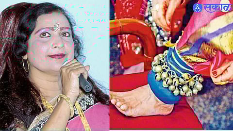 Malati Inamdar appeals to the audience during a disrupted tamasha performance.