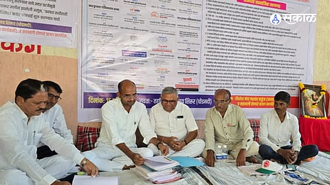 शिरूर : शहर व परिसरातील बेकायदा दारूविक्री, अवैध धंदे व गुन्हेगारीकडे लक्ष वेधण्याबरोबरच कायदा - सुव्यवस्था राखणेकामी उपाययोजनांच्या मागणीसाठी सामाजिक कार्यकर्ते नीलेश वाळूंज यांनी बुधवार पासून तहसिल कार्यालयासमोर सत्याग्रह आंदोलन सुरू केले.