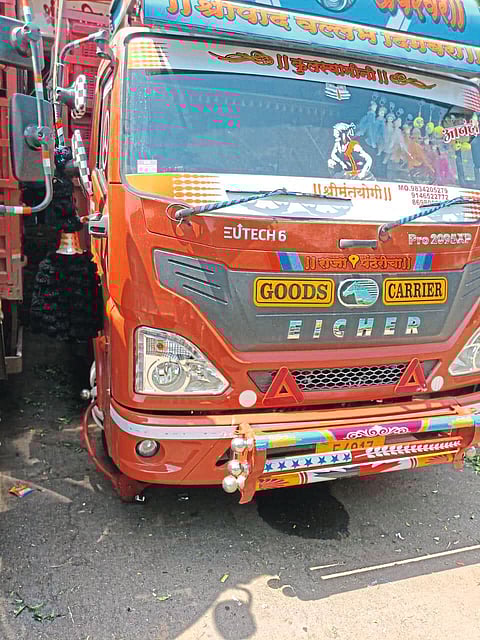 भाजीपाला मार्केटमध्ये दोन गाड्या जप्त