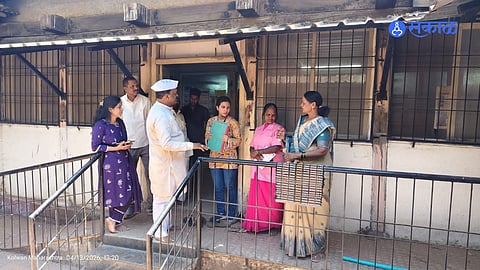 कोळवण (ता.मुळशी) येथील आरोग्य उपकेंद्राची पाहणी करताना सभापती मंदा शेळके व इतर