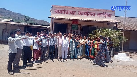 काशिग,ता.मुळशी: गाव आरोग्यसंपन्न करण्यासाठी सामुदायिक शपथ घेताना सर्व ग्रामस्थ व पदाधिकारी