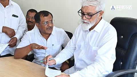 सटाणा शहरातील वाढीव घरपट्टीवरून नागरिकांचा आक्रोश; माजी आमदार संजय चव्हाण यांची मार्च २०२७ पूर्वी दरकपातीची आग्रही मागणी, एकनाथ शिंदे यांच्या अपूर्ण आश्वासनाची आठवण