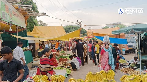 उरुळी कांचन बाजारामध्ये विक्री त्यांनी थाटलेली आपली दुकाने.