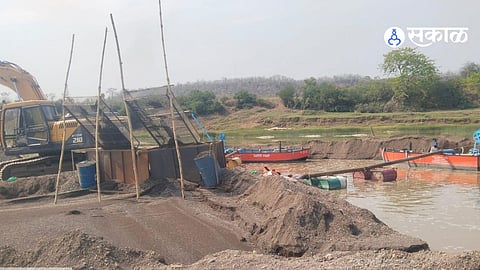 माहूरमध्ये वाळू माफियांचा हैदोस! पैनगंगेचे पात्र 'पोकलेन'ने ओरबाडले; तहसीलदारांच्या 'गांधारी' भूमिकेवर संताप, नायगावसारखी कारवाई कधी?