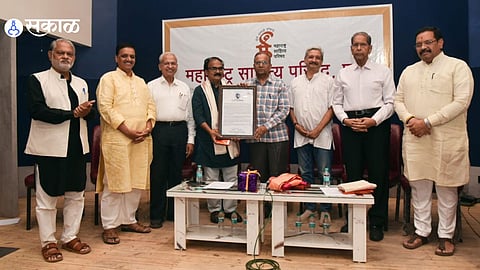 शब्दांनी मांडल्या कुंचल्याच्या 'काळ्यानिळ्या रेषा'! साहित्य अकादमी पुरस्कार हा पुस्तकातील पात्रांचा सन्मान; पुण्यात लेखक राजू बाविस्कर यांचा 'मसाप'तर्फे सत्कार