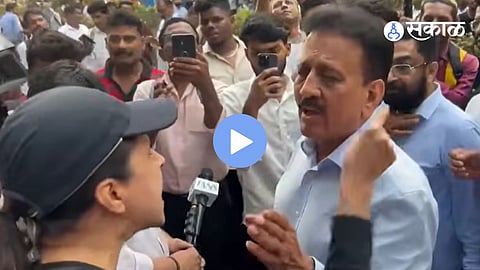 An angry Mumbaikar woman confronts Minister Girish Mahajan during a massive protest rally in Worli, as heavy traffic congestion disrupts daily life.