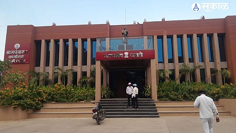 हीच ती ग्रामपंचायत कार्यालयाची इमारत जेथे वाढदिवसाचे सेलेब्रेशन होते.