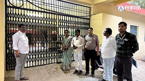 शेंदूरवादा आरोग्य केंद्राचा 'रामभरोसे' कारभार! साडेसहा वाजताच गेटला कुलूप; पथकाच्या धाडीत डॉक्टर-कर्मचारी गायब असल्याचे उघड